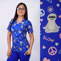 Delantal Mujer tela elasticada estampada Perezoso. Combina con Azul Rey - Art. 2541
